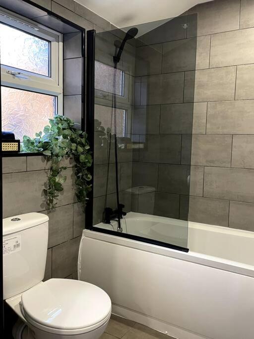 Area Terraced House With Private Hot Tub *